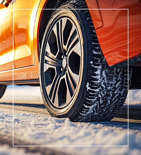 Gros plan sur une roue de voiture au design moderne, montrant de la neige sur le pneu