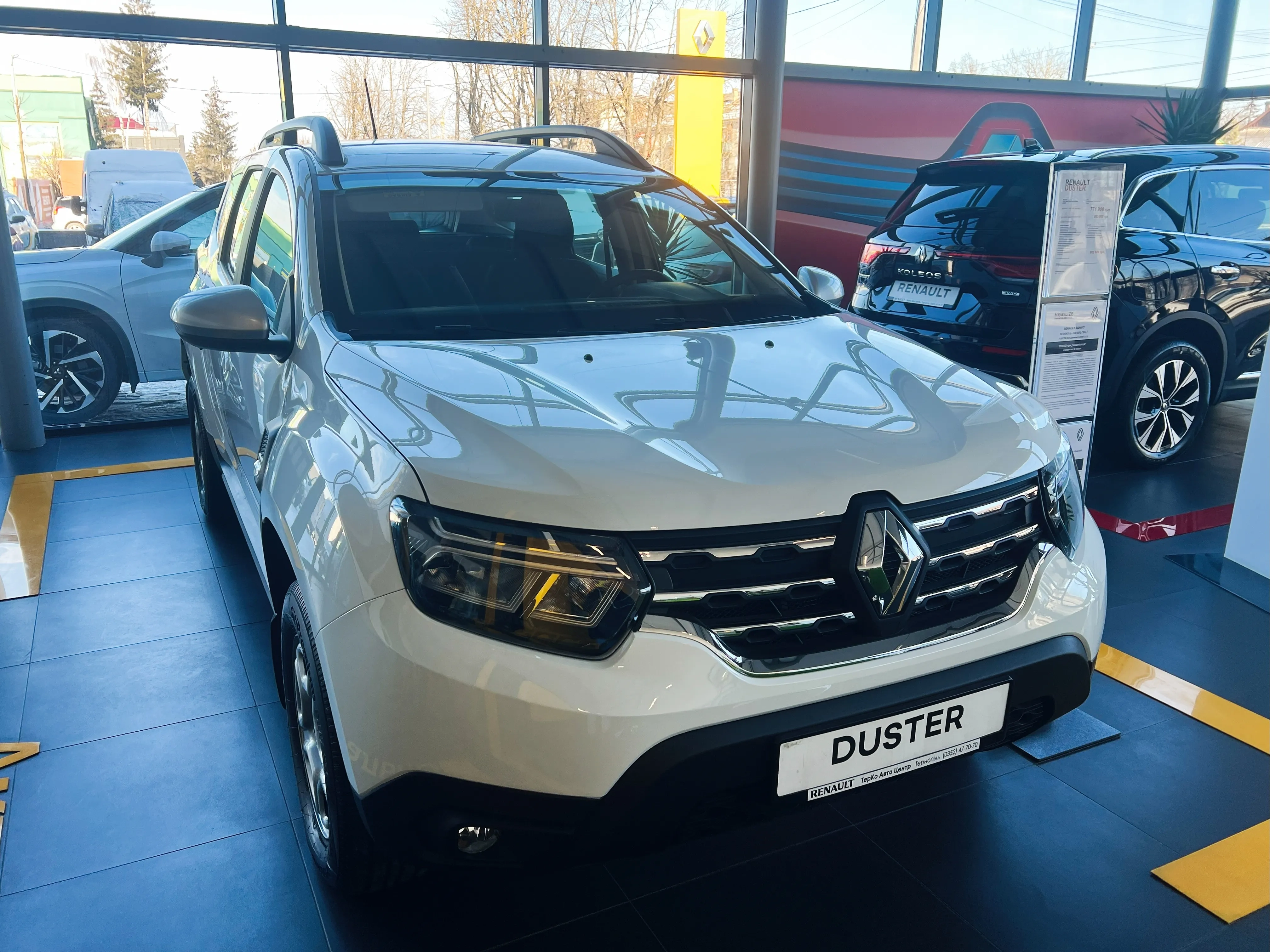 Voiture de sport blanche élégante avec des jantes noires stylées et un design moderne